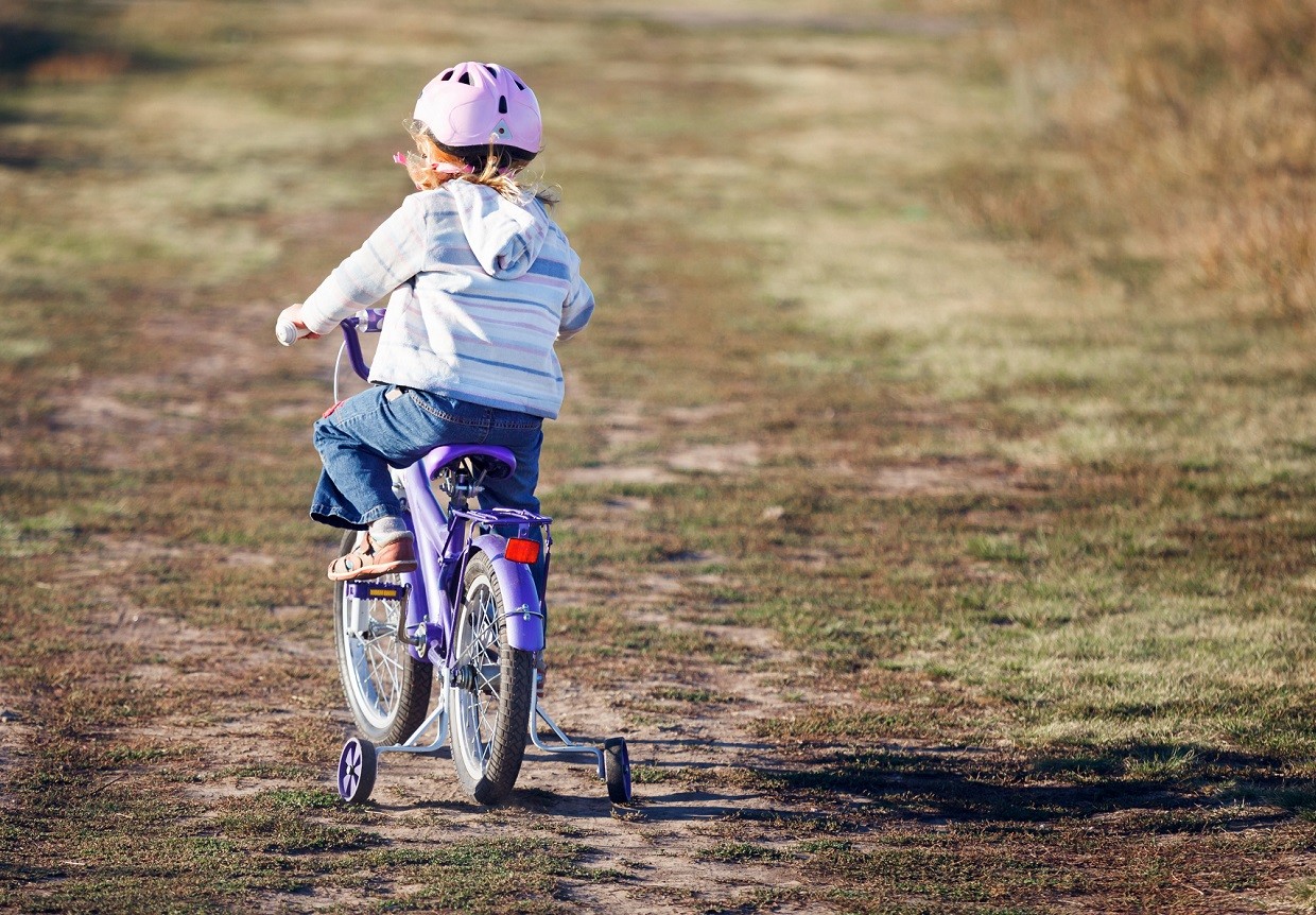 Bimba in bici